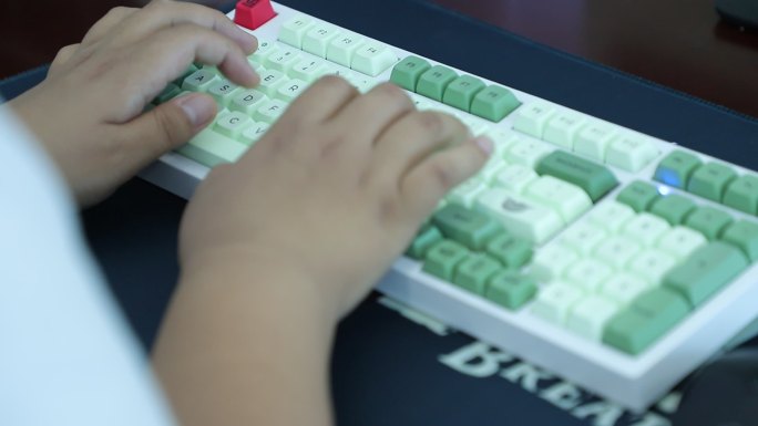 电脑前面工作特写键盘打字按鼠标