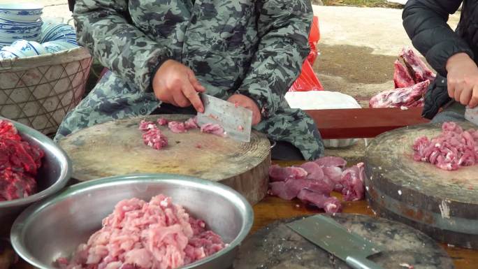 乡村喜宴现杀猪肉厨房切菜猪肉排骨