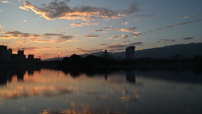 晚霞映照在金色湖面上的延时风景