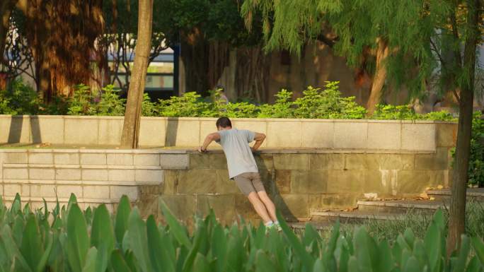 清晨的佛山亚艺公园 晨跑 健身打陀螺锻炼