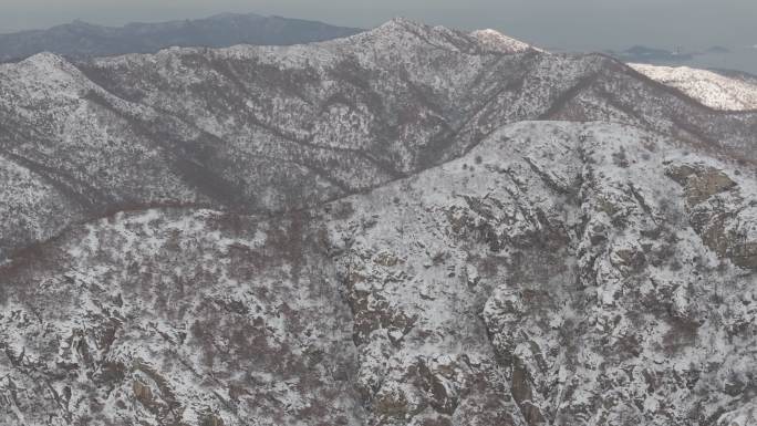 航拍山东威海环翠区里口山连绵雪山丘陵