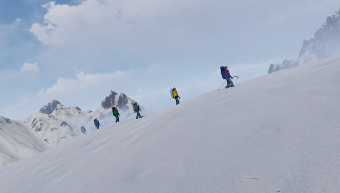 团队徒步攀登雪山