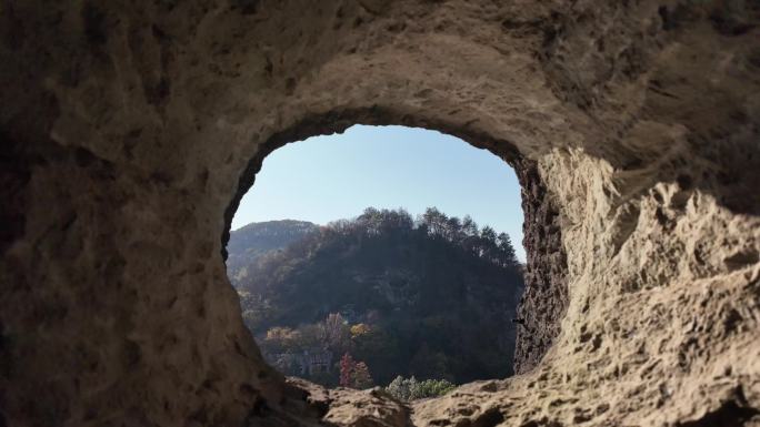 新昌大佛寺透过石壁上的洞看外面的风景