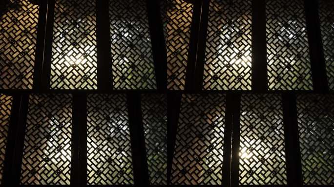 阳光穿过老式建筑木格子花窗