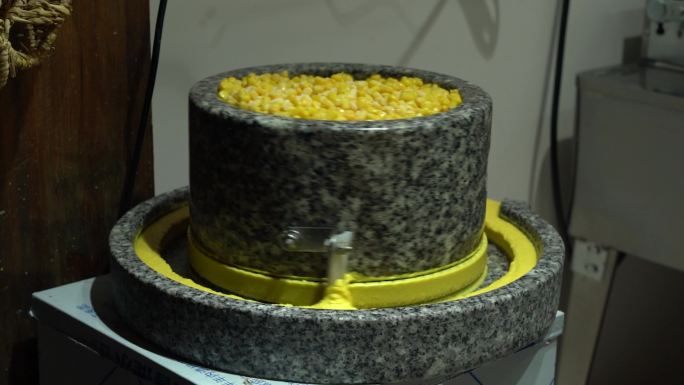 4K电动手工磨盘打玉米浆升格视频
