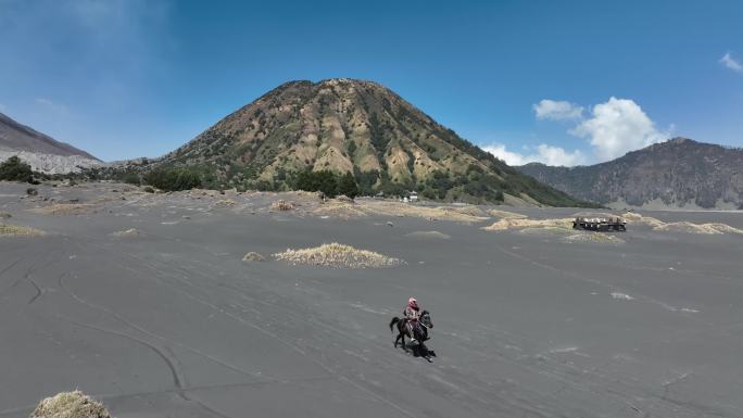 印尼爪哇岛布罗莫火山沙海骑马自然风光