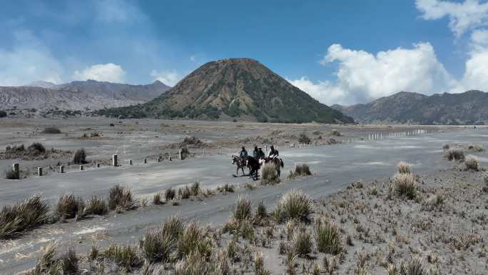 印尼爪哇岛布罗莫火山沙海骑马自然风光