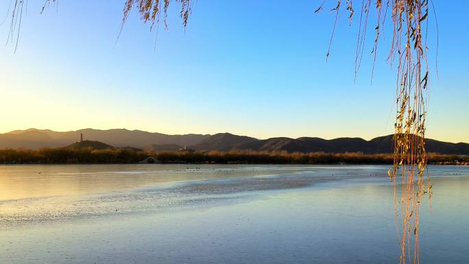冬季颐和园日落余晖湖面与远山