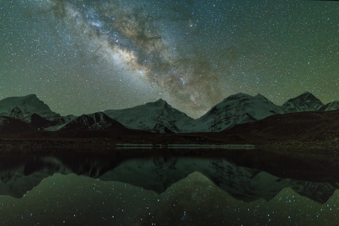 8k西藏日喀则湖面银河星空 卓木拉日峰