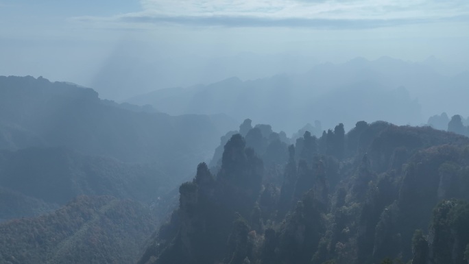 湖南张家界国家森林公园地质地貌水墨山峰