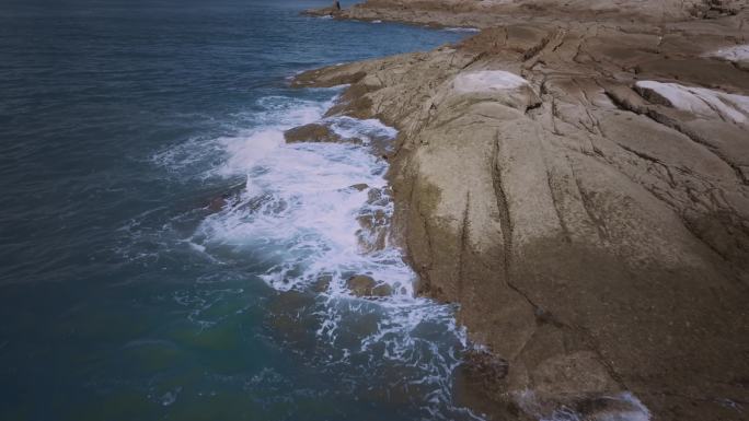 4K航拍海浪拍打礁石海岸线岩石浪花长镜头