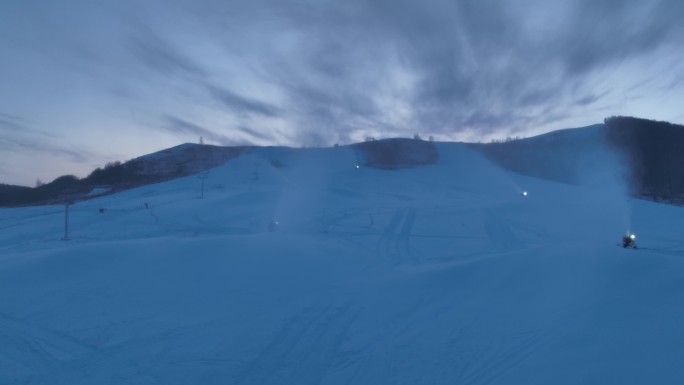 滑雪场人工造雪场景