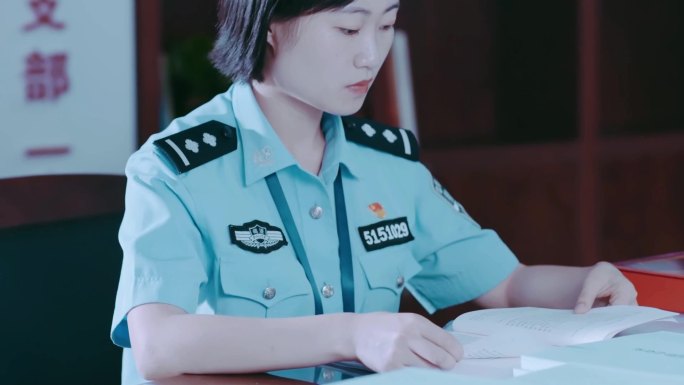 女警看书警花警察民警党员学习