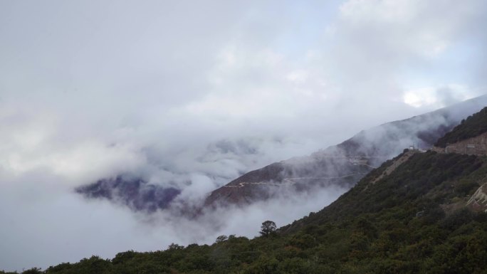 香格里拉山间云雾