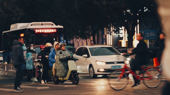 杭州城市晚高峰夜景车流人流奔波的生活