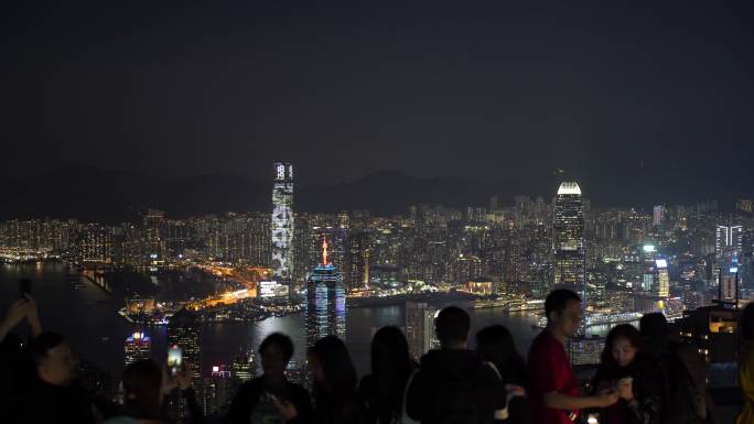 游客太平山顶看香港夜景香港城市夜晚风景