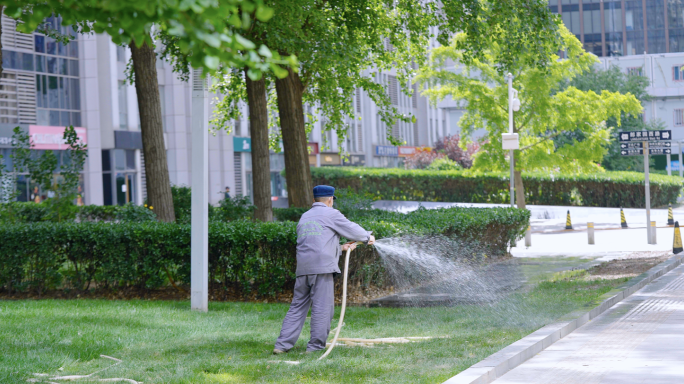园林绿化环卫工人浇水浇草地