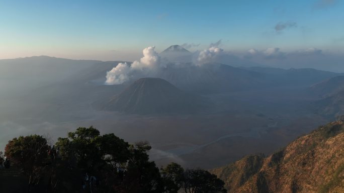 印尼爪哇岛布罗莫火山日出航拍自然风光