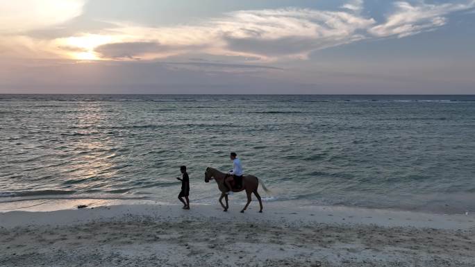 印度尼西亚吉利群岛屿海滨沙滩骑马日落风光