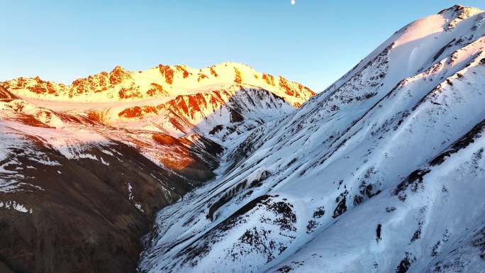 航拍日落时分的岗什卡雪峰