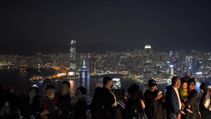 游客太平山顶看香港夜景香港城市夜晚风景