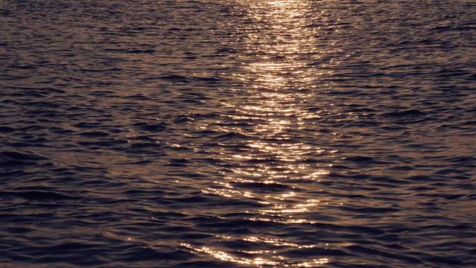 夕阳映射到江水上的景象