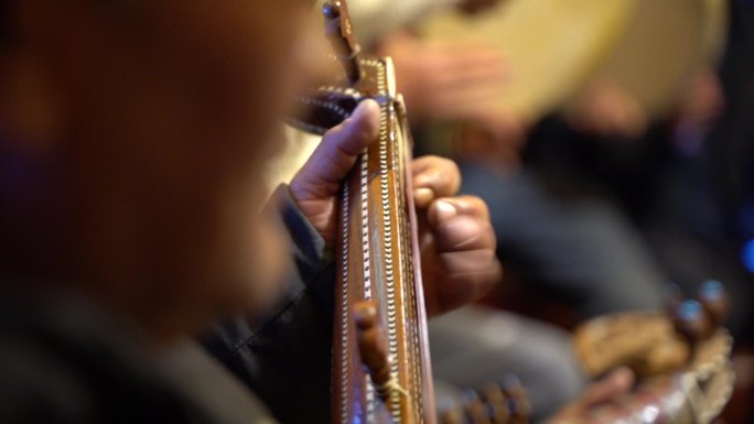 塔吉克族弹奏传统民族乐器拉巴布