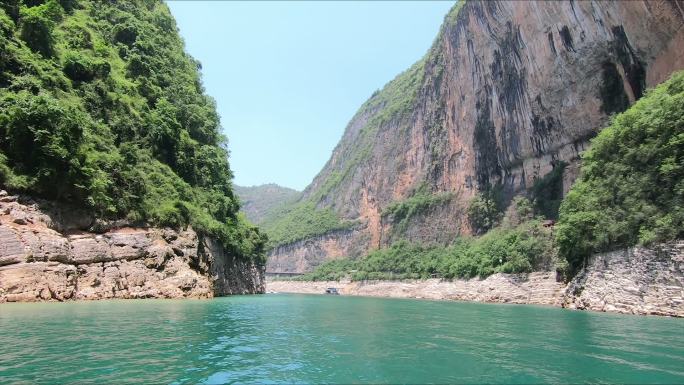长江三峡两岸风光峭壁栈道快艇客轮游轮游船
