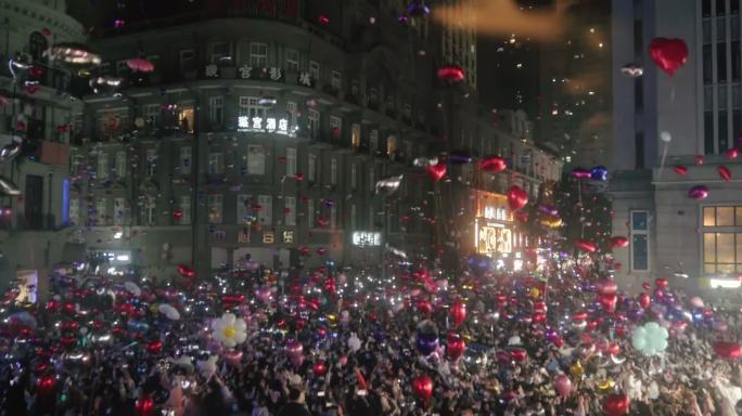元旦新年跨年湖北武汉江汉路欢乐万人放气球