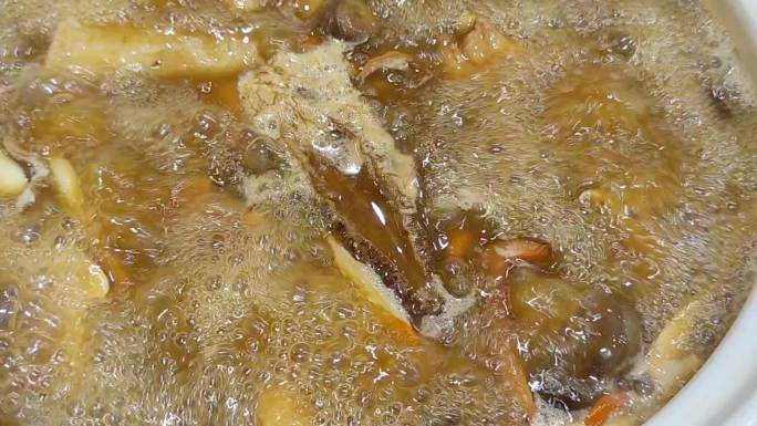 正在沸腾的菌菇鸡汤 炖鸡汤