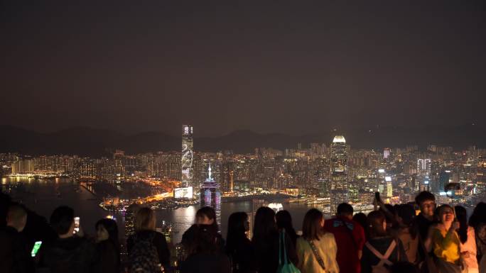 游客太平山顶看香港夜景香港城市夜晚风景