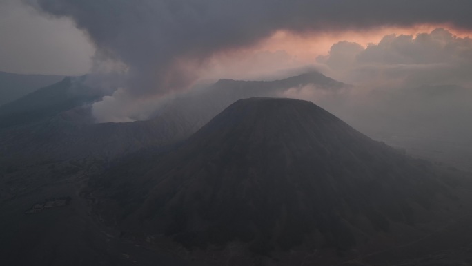 印尼爪哇岛布罗莫火山黄昏航拍自然风光