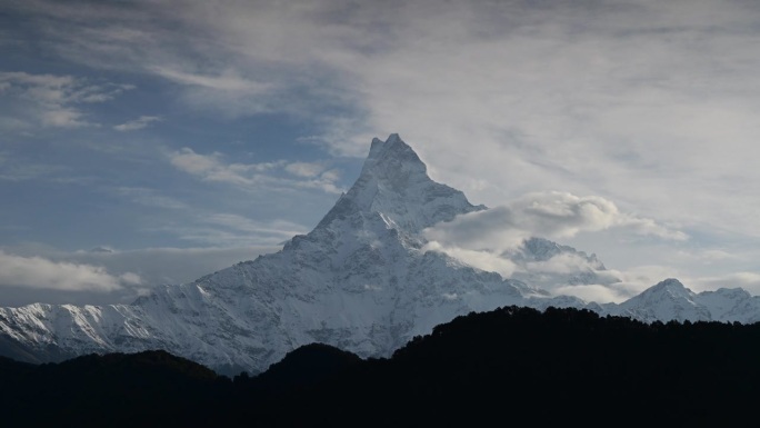 亚洲尼泊尔博卡拉的安纳普尔纳山脉，马夏普查尔峰或鱼尾峰的美丽山景的时间推移，这是博卡拉最著名的山峰，