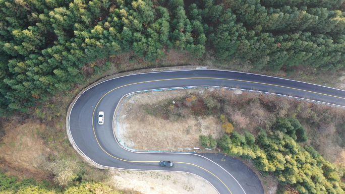 山区崎岖道路行车