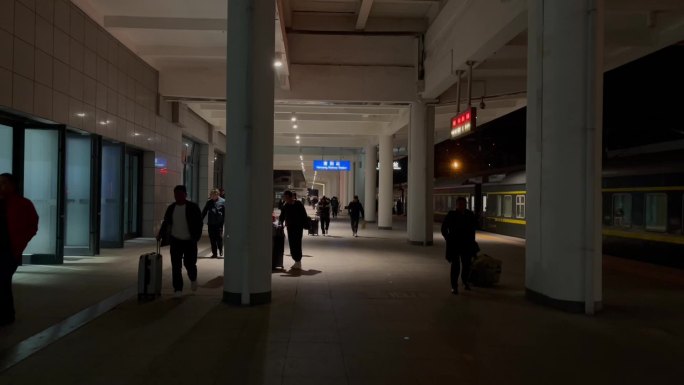 夜晚绿皮火车站台旅客出站南阳站