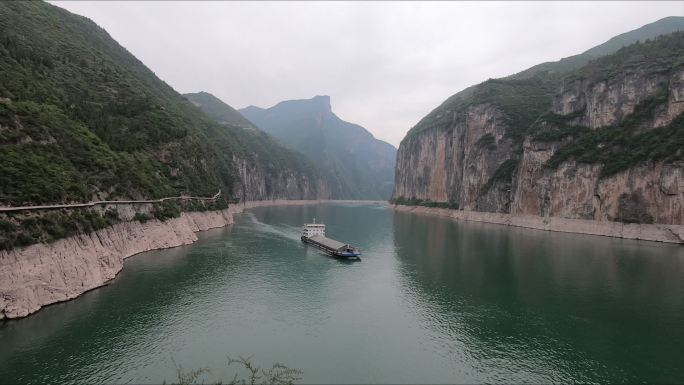 长江三峡三峡两岸风光游船大自然
