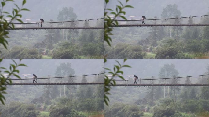 雨天在吊桥上行走的人