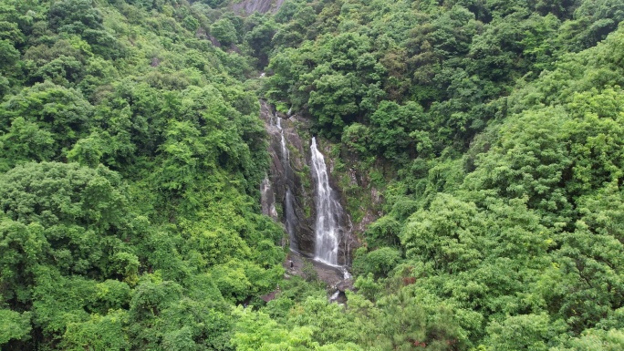 瀑布山里