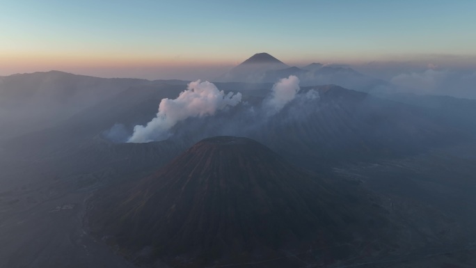 印尼爪哇岛布罗莫火山日出航拍自然风光