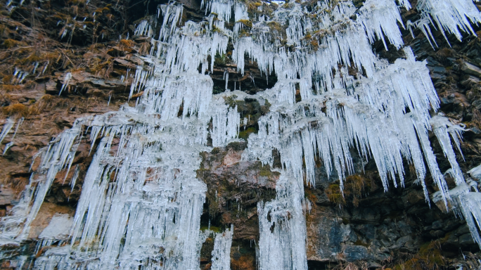 冬天大山里的冰挂瀑布