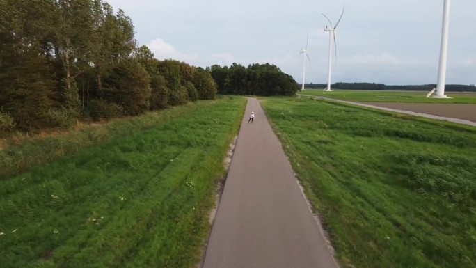 年轻的旅行者在轮滑上发现了荷兰的美丽。沿着自行车道滑旱冰。作为一种旅行方式的速滑。4 k的视频