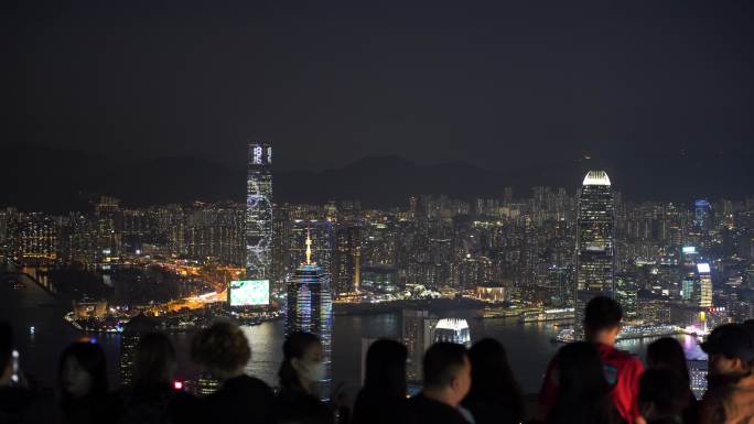 游客太平山顶看香港夜景香港城市夜晚风景