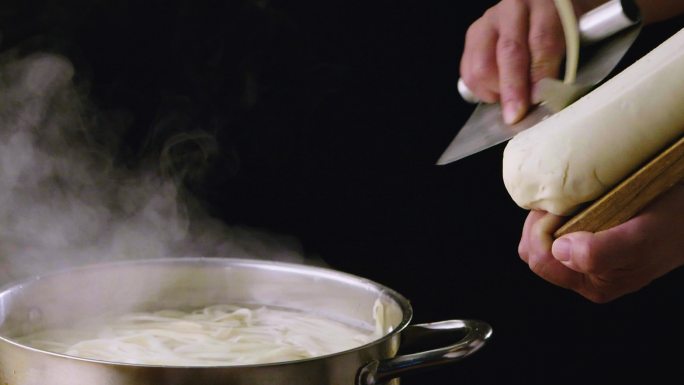 刀削面削入锅中