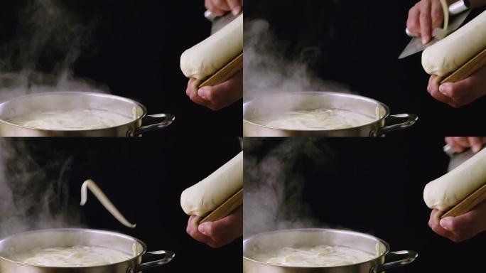 刀削面削入锅中