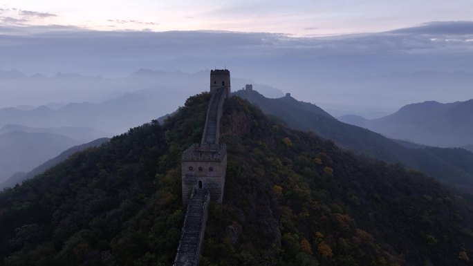 航拍金山岭长城层峦叠嶂