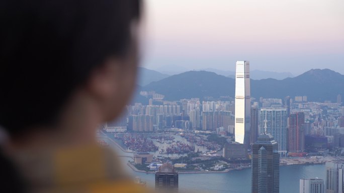 游客女性站在太平山山顶上看香港城市风景