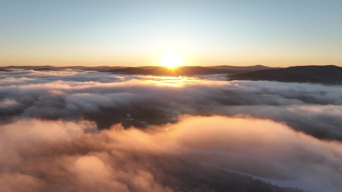 航拍大兴安岭冬季山林云海日出