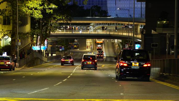 香港城市道路夜晚繁忙交通车流路况汽车行驶