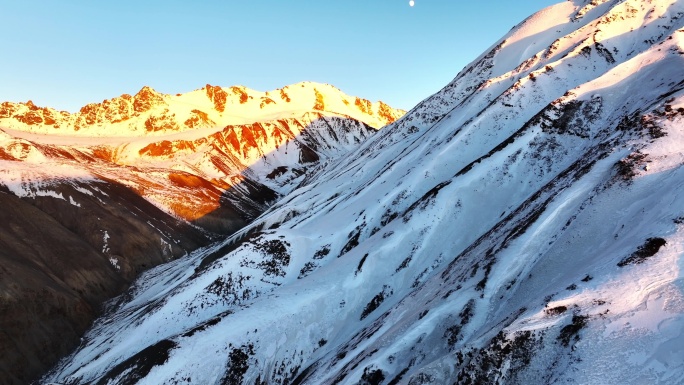 航拍日落时分的岗什卡雪峰