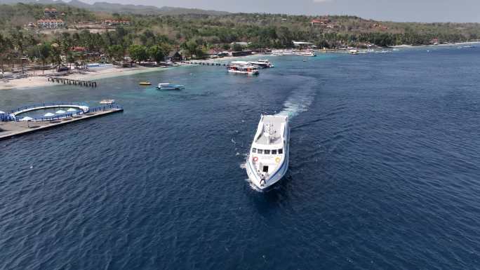 印尼巴厘岛佩尼达岛码头轮船海滨风光航拍